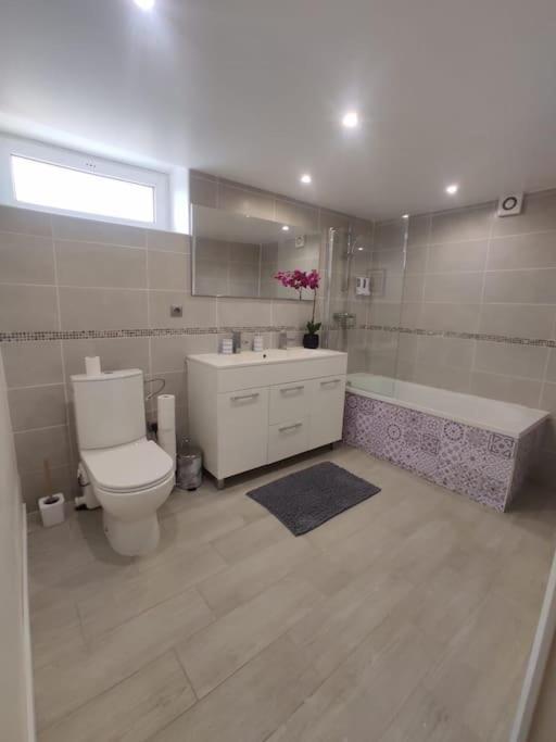 Appartement 100M2, Independant Dans Notre Maison Garennes-sur-Eure Luaran gambar